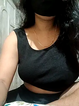 Snapshot of DiyaRoy49 chatting on 10-05-25, 10:06 DiyaRoy49 online show from 10-05-25, 10:06