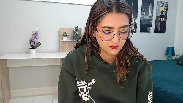 Snapshot of madame_lottie chatting on 10-15-25, 12:35 madame lottie online show from 10-15-25, 12:35