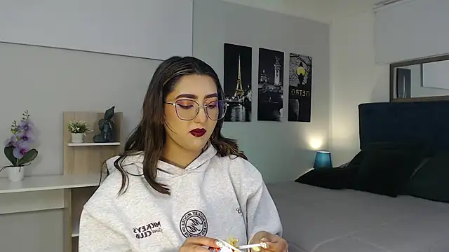 Snapshot of madame_lottie chatting on 09-18-25, 12:41 madame lottie online show from 09-18-25, 12:41