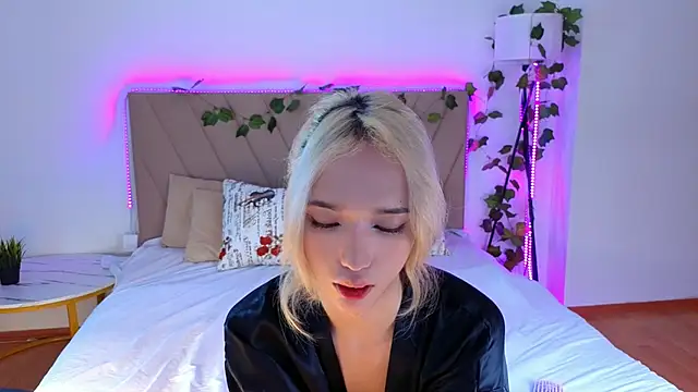 Snapshot of okerriella chatting on 06-12-26, 10:46 okerriella online show from 06-12-26, 10:46