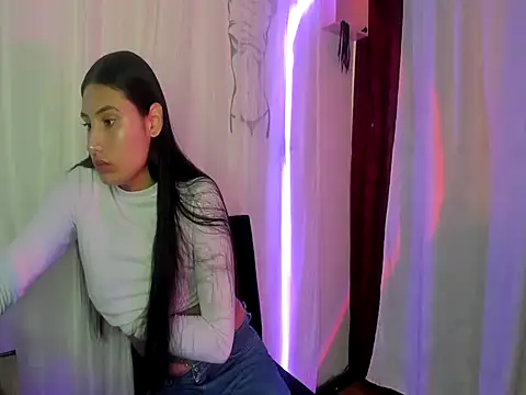 Snapshot of Linda_andrew chatting on 09-13-25, 02:17 Linda andrew online show from 09-13-25, 02:17