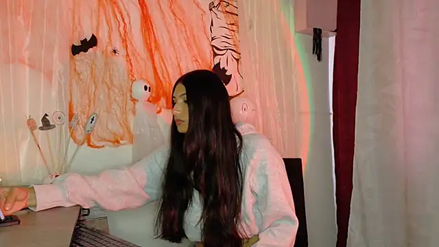 Snapshot of Linda_andrew chatting on 10-11-25, 02:51 Linda andrew online show from 10-11-25, 02:51