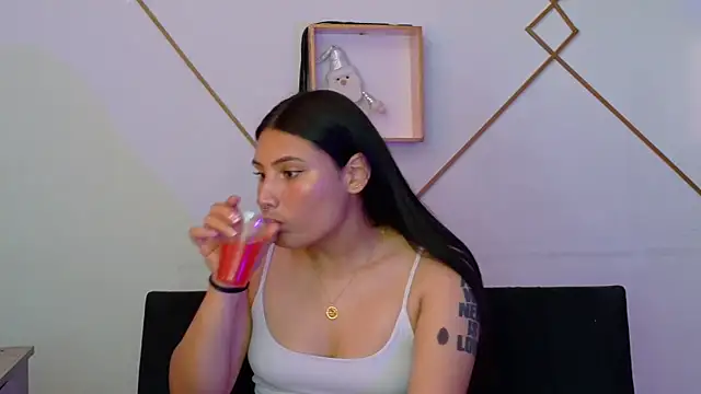 Snapshot of Linda_andrew chatting on 12-16-25, 06:23 Linda andrew online show from 12-16-25, 06:23