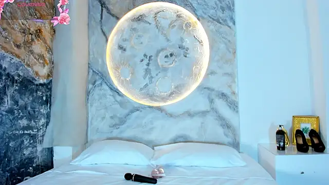 Snapshot of RoxanaBorns_ chatting on 10-30-25, 12:25 RoxanaBorns  online show from 10-30-25, 12:25