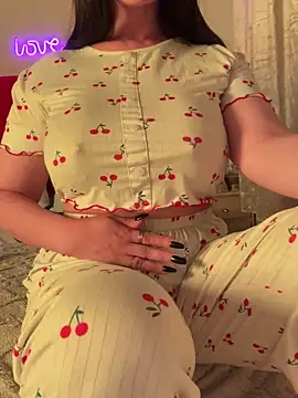 Snapshot of OnlyRima chatting on 02-07-26, 11:24 OnlyRima online show from 02-07-26, 11:24