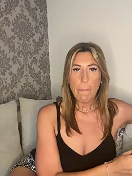 Snapshot of CurvyMILF_Sienna chatting on 06-11-26, 07:11 CurvyMILF Sienna online show from 06-11-26, 07:11