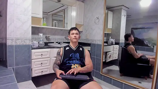 Snapshot of Thomas_moon chatting on 09-18-25, 12:30 Thomas moon online show from 09-18-25, 12:30