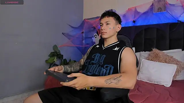 Snapshot of Thomas_moon chatting on 10-16-25, 12:46 Thomas moon online show from 10-16-25, 12:46