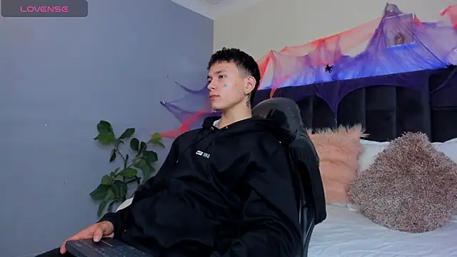 Thomas moon online show from 10-30-25, 01:20