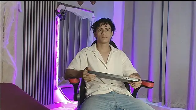 Snapshot of mikey_banji chatting on 10-16-25, 12:13 mikey banji online show from 10-16-25, 12:13