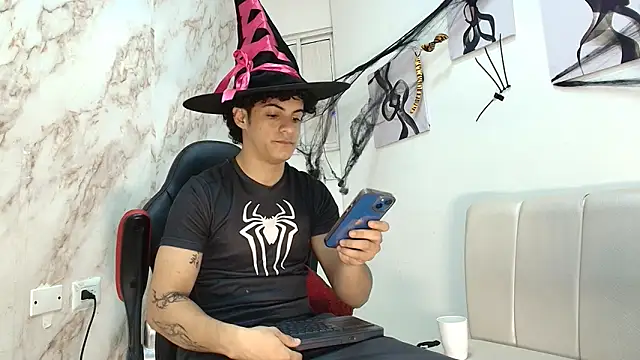 Snapshot of mikey_banji chatting on 10-21-25, 12:37 mikey banji online show from 10-21-25, 12:37