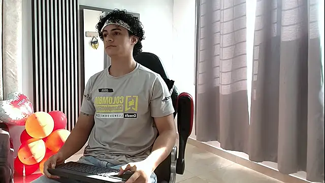 Snapshot of mikey_banji chatting on 09-22-25, 12:33 mikey banji online show from 09-22-25, 12:33