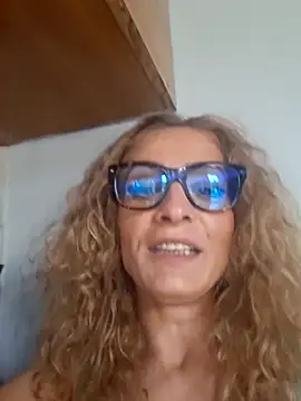 Snapshot of aellabeyonce chatting on 06-11-26, 04:59 aellabeyonce online show from 06-11-26, 04:59