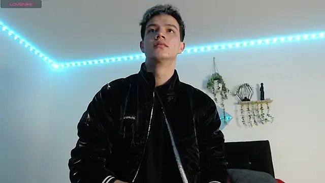 Snapshot of nicktorn chatting on 05-19-26, 02:13 nicktorn online show from 05-19-26, 02:13