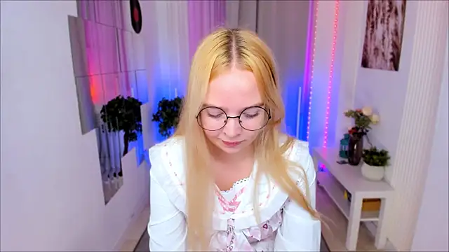 BellaMontgomery online show from 09-19-25, 10:47