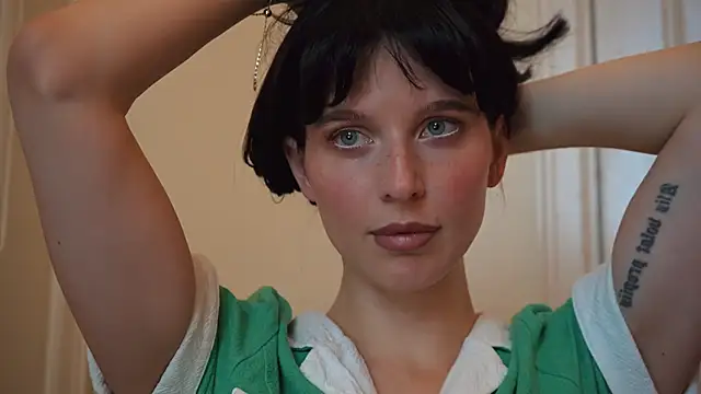 Snapshot of ellaa91 chatting on 11-21-25, 12:59 ellaa91 online show from 11-21-25, 12:59