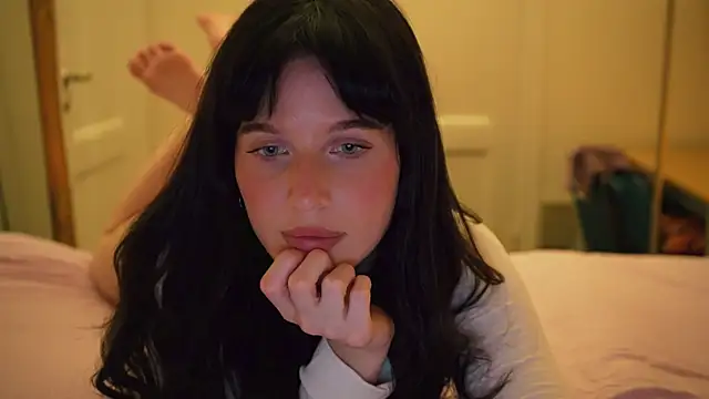 Snapshot of ellaa91 chatting on 11-19-25, 04:07 ellaa91 online show from 11-19-25, 04:07