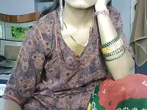 Snapshot of ROSE_GOLDE chatting on 06-19-26, 06:52 ROSE GOLDE online show from 06-19-26, 06:52