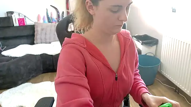 Snapshot of Melly4You chatting on 05-22-26, 03:10 Melly4You online show from 05-22-26, 03:10