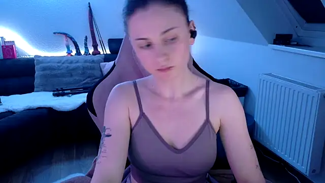 Snapshot of Melly4You chatting on 05-31-26, 08:42 Melly4You online show from 05-31-26, 08:42