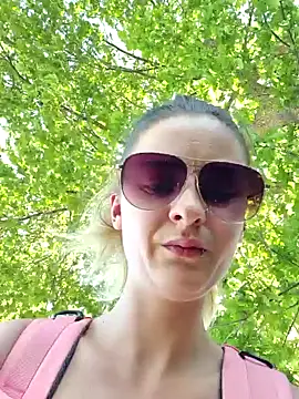Snapshot of Melly4You chatting on 05-25-26, 01:32 Melly4You online show from 05-25-26, 01:32