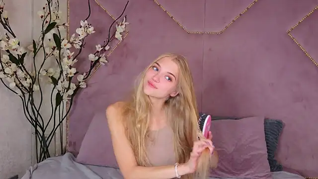 4example Chloe online show from 09-28-25, 10:55