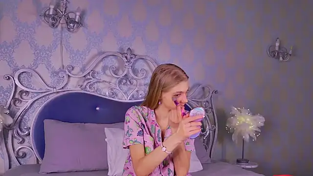 4example Chloe online show from 11-25-25, 10:59