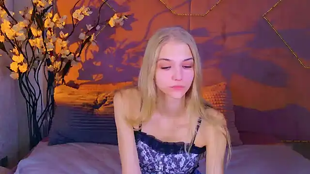 4example Chloe online show from 10-21-25, 10:36