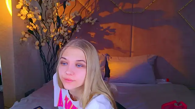 4example Chloe online show from 11-11-25, 10:54