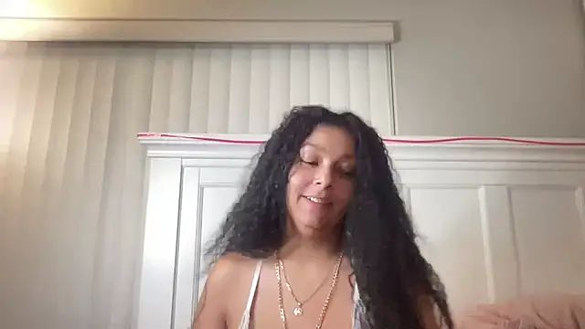 Snapshot of sweetnjuicyyy chatting on 10-10-25, 04:13 sweetnjuicyyy online show from 10-10-25, 04:13