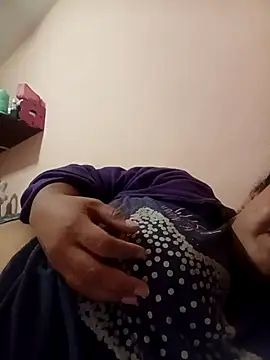 Snapshot of Caroomoom27 chatting on 09-17-25, 06:48 Caroomoom27 online show from 09-17-25, 06:48