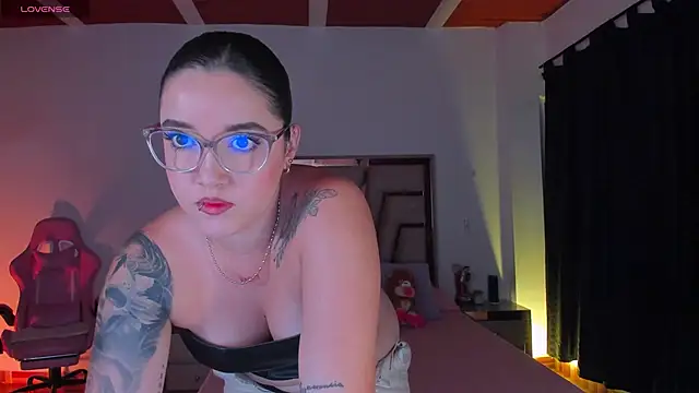 Snapshot of lunaarose chatting on 02-12-26, 03:06 lunaarose online show from 02-12-26, 03:06