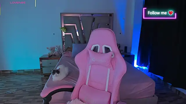 Snapshot of lunaarose chatting on 02-14-26, 05:40 lunaarose online show from 02-14-26, 05:40