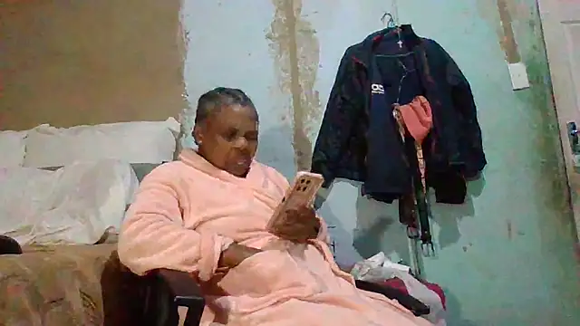 Snapshot of Nicky52 chatting on 05-19-26, 04:03 Nicky52 online show from 05-19-26, 04:03