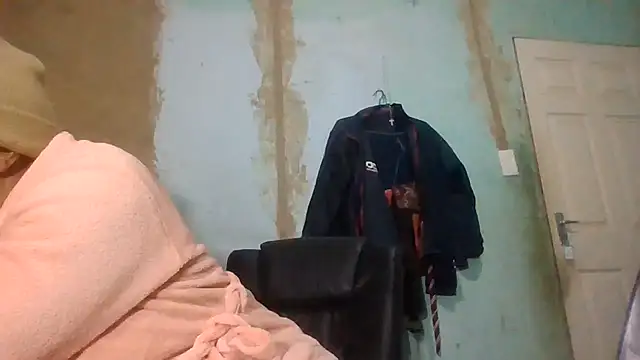 Snapshot of Nicky52 chatting on 06-18-26, 01:37 Nicky52 online show from 06-18-26, 01:37