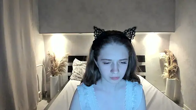 Camilla Kelly online show from 10-26-25, 01:17