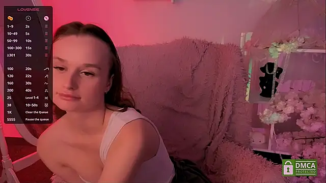 Snapshot of Lara_Vest chatting on 09-29-25, 08:25 Lara Vest online show from 09-29-25, 08:25