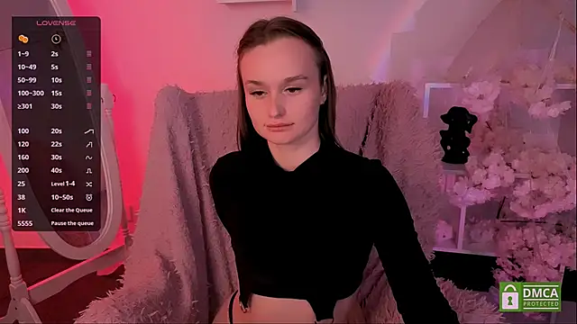 Snapshot of Lara_Vest chatting on 09-28-25, 08:05 Lara Vest online show from 09-28-25, 08:05