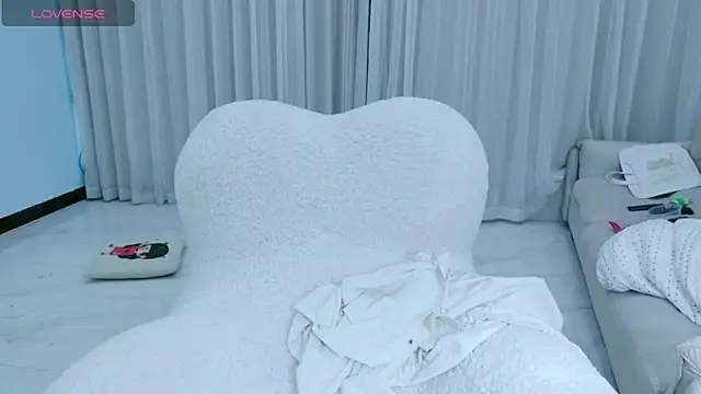 Snapshot of rainybb chatting on 10-19-25, 09:45 rainybb online show from 10-19-25, 09:45