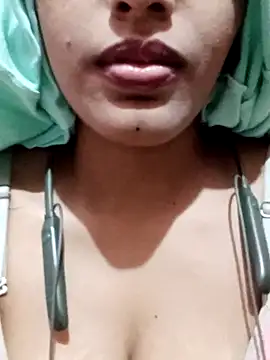 Snapshot of kaviyaponnu0987 chatting on 10-08-25, 02:51 kaviyaponnu0987 online show from 10-08-25, 02:51