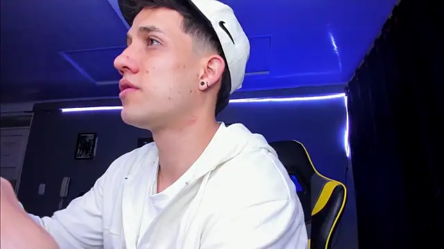 alexgiraldo   online show from 11-06-25, 12:09