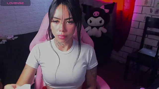 Snapshot of babee_04 chatting on 11-06-25, 08:13 babee 04 online show from 11-06-25, 08:13