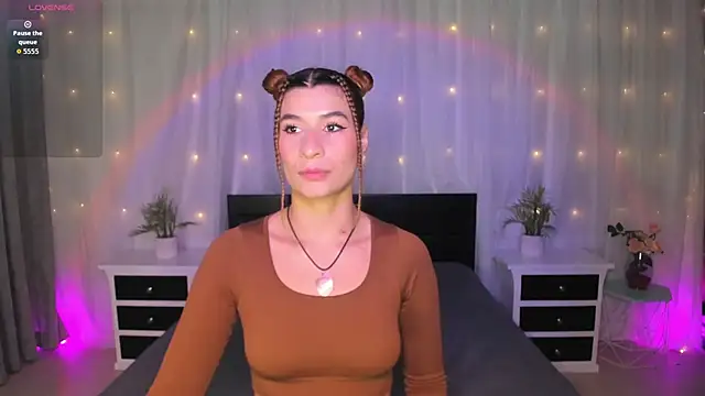 Evolet Bee online show from 10-18-25, 01:24