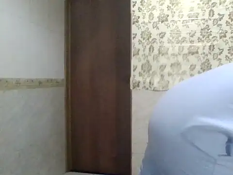 Snapshot of MiyaHottie chatting on 10-15-25, 02:32 MiyaHottie online show from 10-15-25, 02:32
