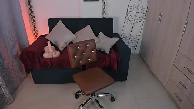 Snapshot of mishelkrave_ chatting on 10-10-25, 12:22 mishelkrave  online show from 10-10-25, 12:22