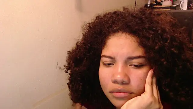 Snapshot of madelene chatting on 05-08-26, 05:44 madelene online show from 05-08-26, 05:44