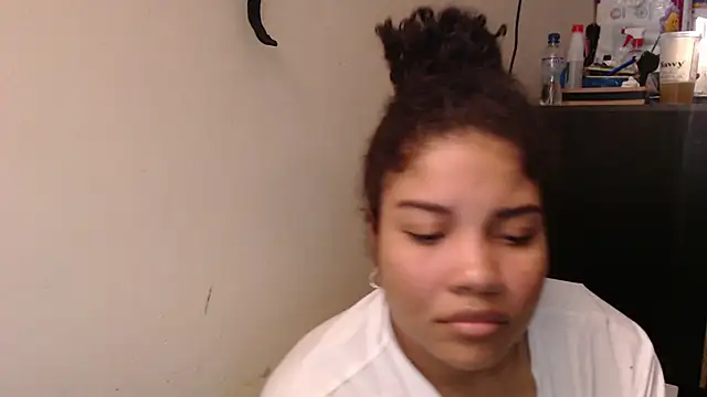 Snapshot of madelene chatting on 05-02-26, 02:28 madelene online show from 05-02-26, 02:28