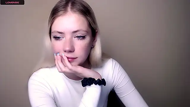Snapshot of AliceHotty_ chatting on 09-11-25, 06:13 AliceHotty online show from 09-11-25, 06:13