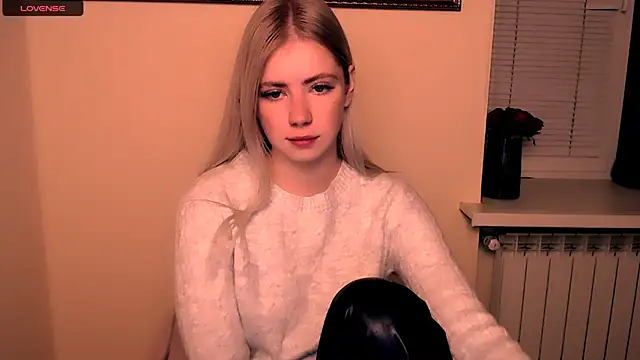 Snapshot of AliceHotty_ chatting on 10-19-25, 10:07 AliceHotty online show from 10-19-25, 10:07