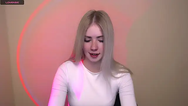 Snapshot of AliceHotty_ chatting on 10-17-25, 12:18 AliceHotty online show from 10-17-25, 12:18